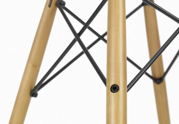 2406125_Eames Plastic Chair DSW & DAW - Detail_v_fullbleed_1440x