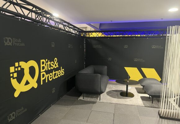 fusion rent - Bits&Pretzels '24 @ ICM München - Sofa und Hocker Cloud