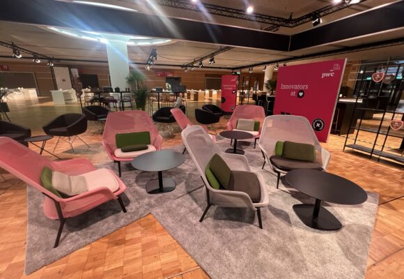 fusion rent - Bits&Pretzels '24 @ ICM München - Sessel Slow Chair von Vitra