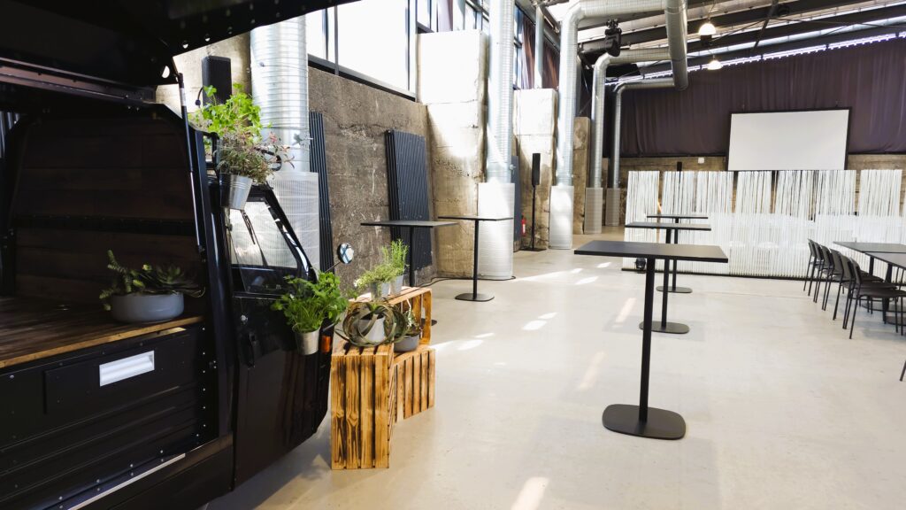 schwarze Designer Stehtische in Industry Location