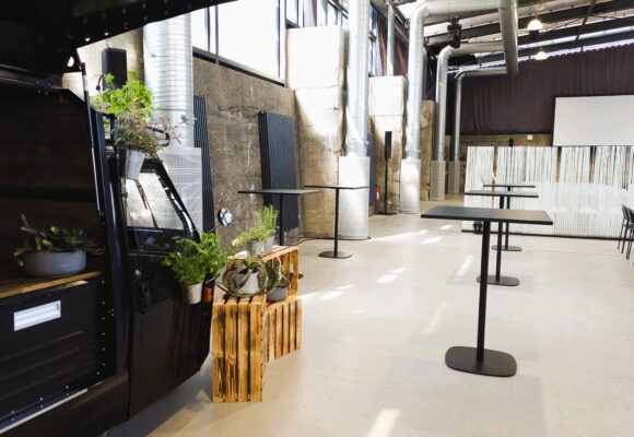 schwarze Designer Stehtische in Industry Location