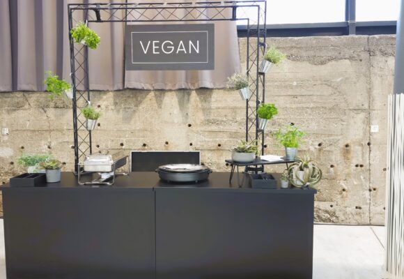 Buffets mit Überschrift Vegan in alter Industrie Location (zur Miete)