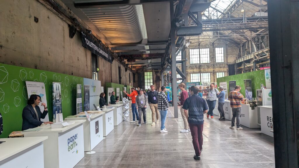 Ruhrsummit 2025 - alte Industriehalle - Event - Messestände